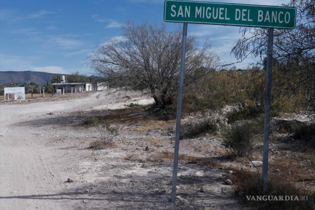 Situación afecta a cerca de un centenar de estudiantes; sin chofer de transporte escolar, ni camino en ejido