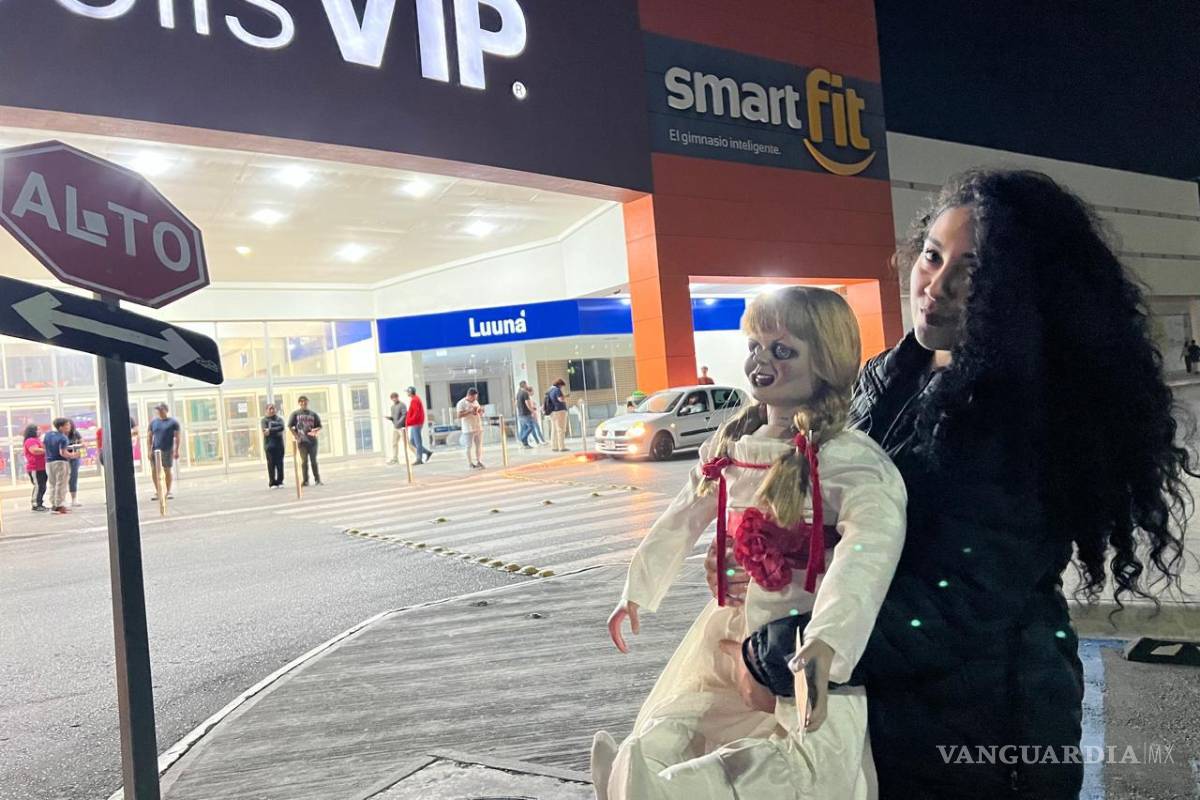 Fan se roba el show en el estreno de El Conjuro 4 en Saltillo al acudir con su muñeca Annabelle