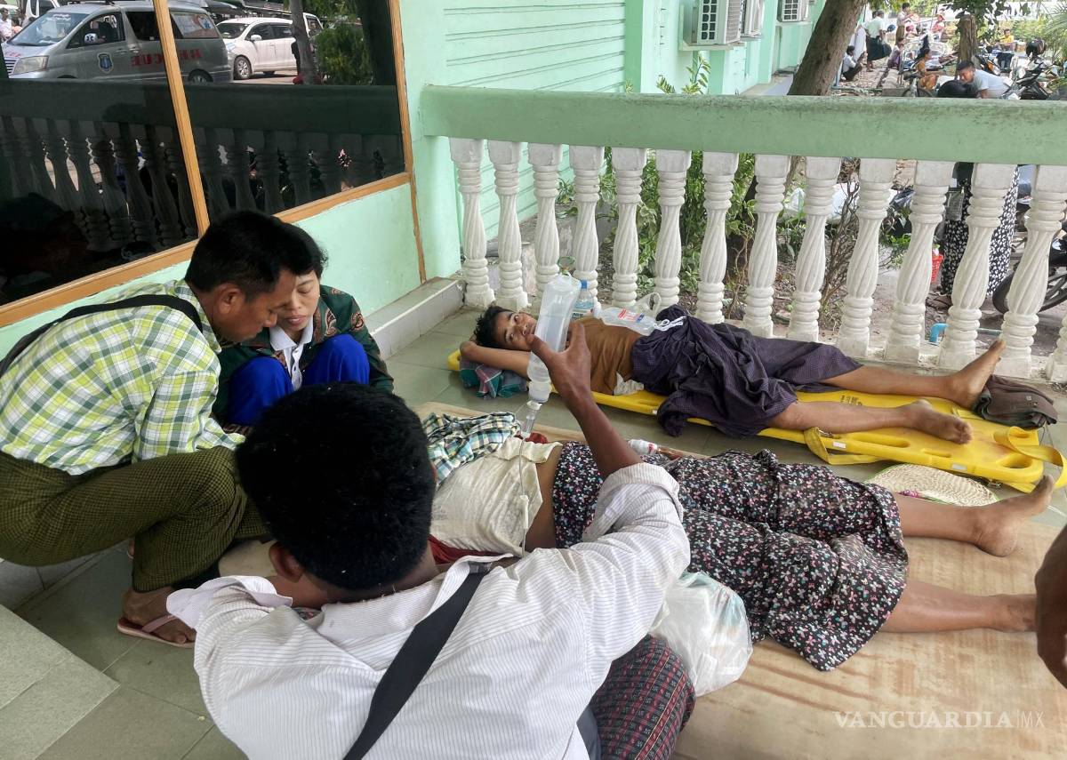 $!Los heridos son atendidos en un hospital tras el terremoto en Naypyidaw, Myanmar.