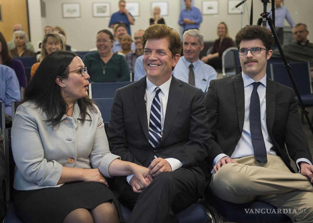 $!El caricaturista editorial de Sacramento Bee, Jack Ohman, reacciona al ganar el Premio Pulitzer por Caricatura Editorial mientras en Sacramento, California.