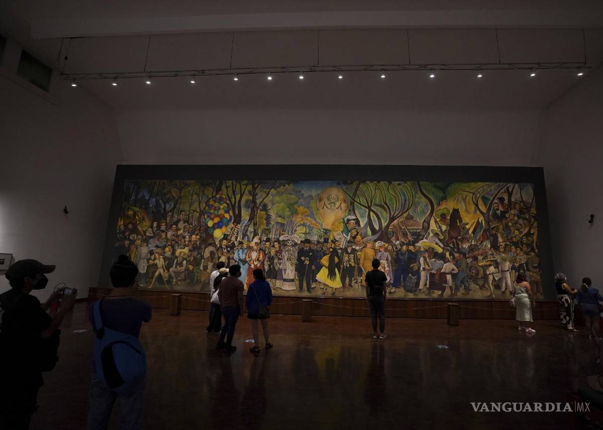 $!Visitantes observan el mural Sueño de una tarde dominical en la Alameda Central del Diego Rivera en el Museo Mural Diego Rivera, en Ciudad de México.