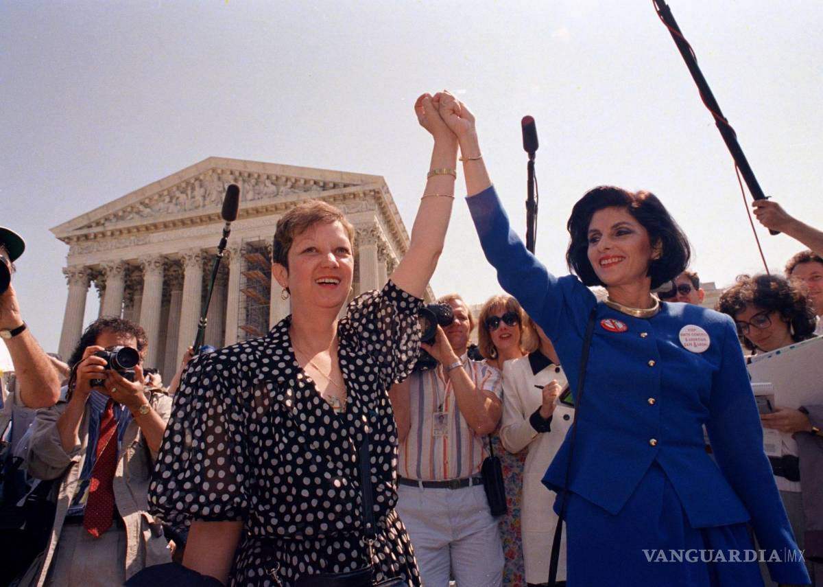 $!Norma McCorvey, Jane Roe en el caso judicial de 1973 (i) y su abogada Gloria Allred al salir de la Corte Suprema en Washington, DC, el miércoles 26 de abril de 1989.