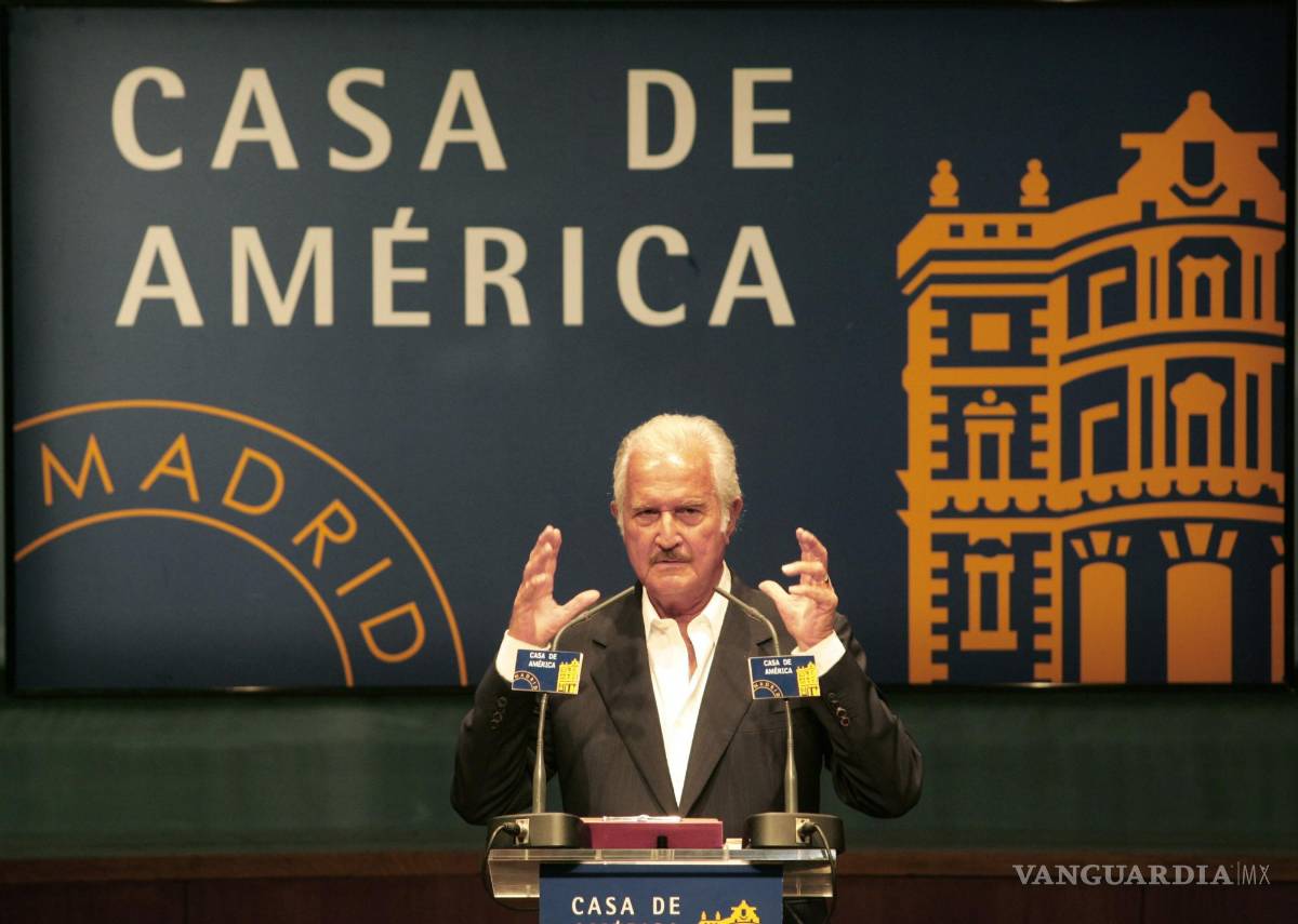 $!Carlos Fuentes en una 'clase maestra' con motivo de la presentación de su libro Todas las familias felices en la Casa de América en Madrid el 14/09/06.