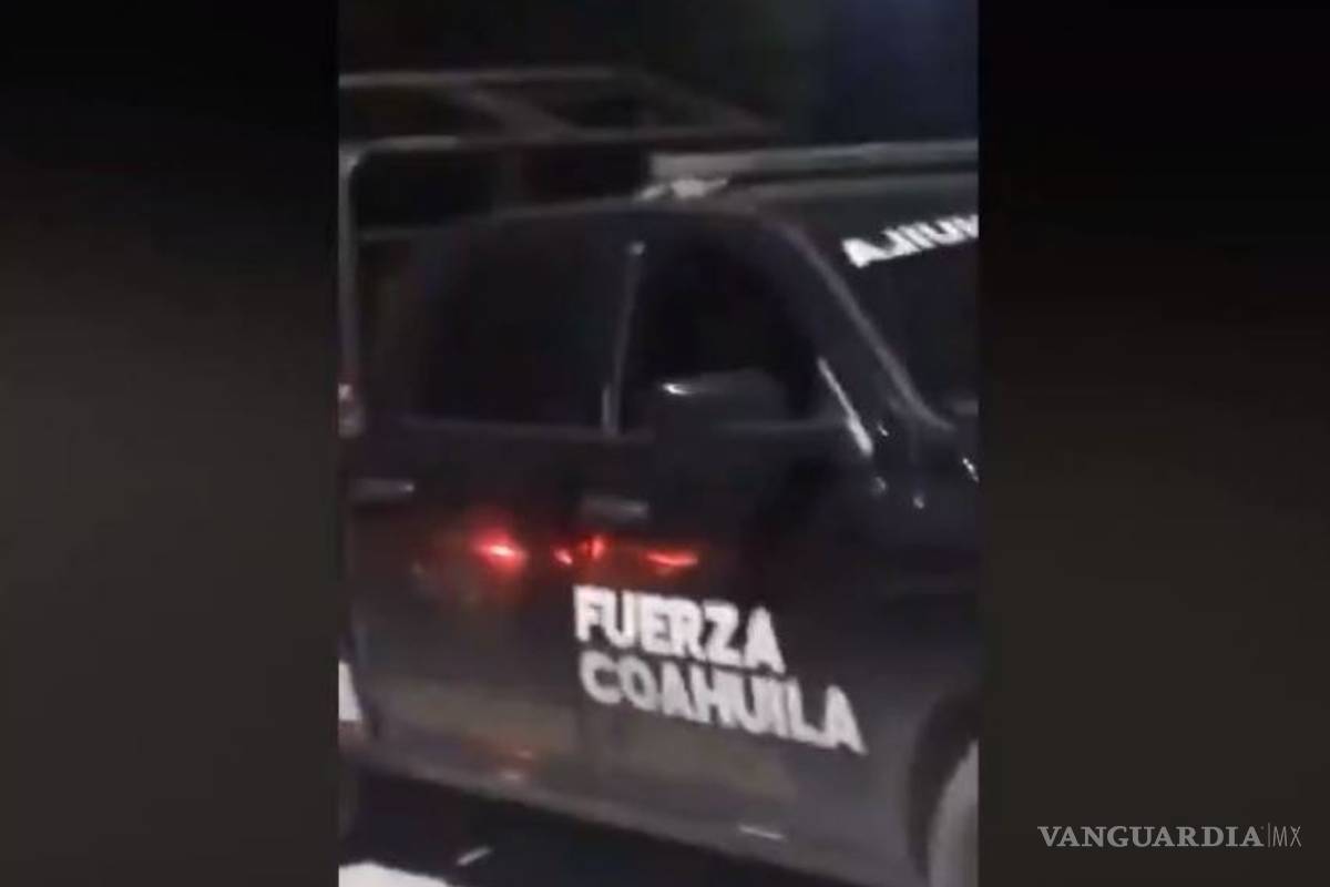 Graban a elementos de Fuerza Coahuila arrastrando con la patrulla a detenido en Acuña