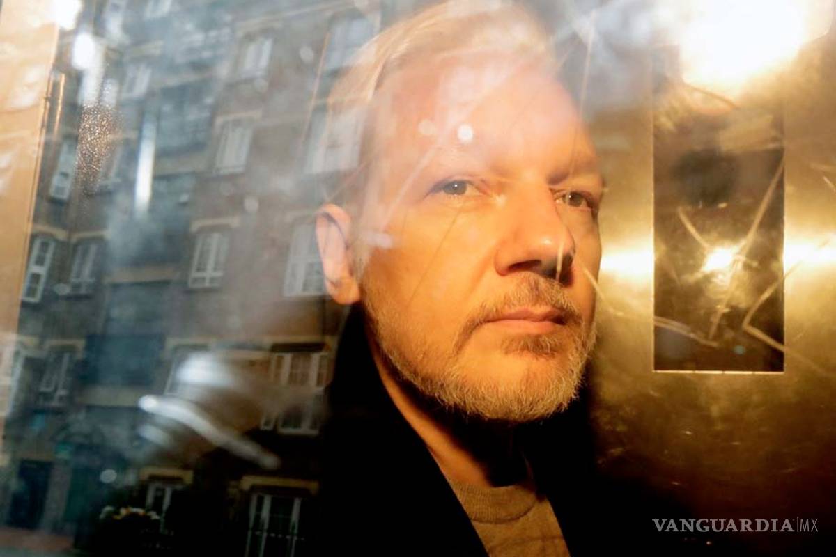 Alarma salud de Julian Assange; pide a simpatizantes apoyo