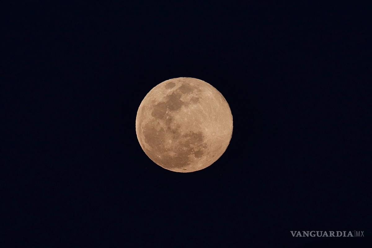 ‘Luna rosa’ ilumina el cielo de Saltillo