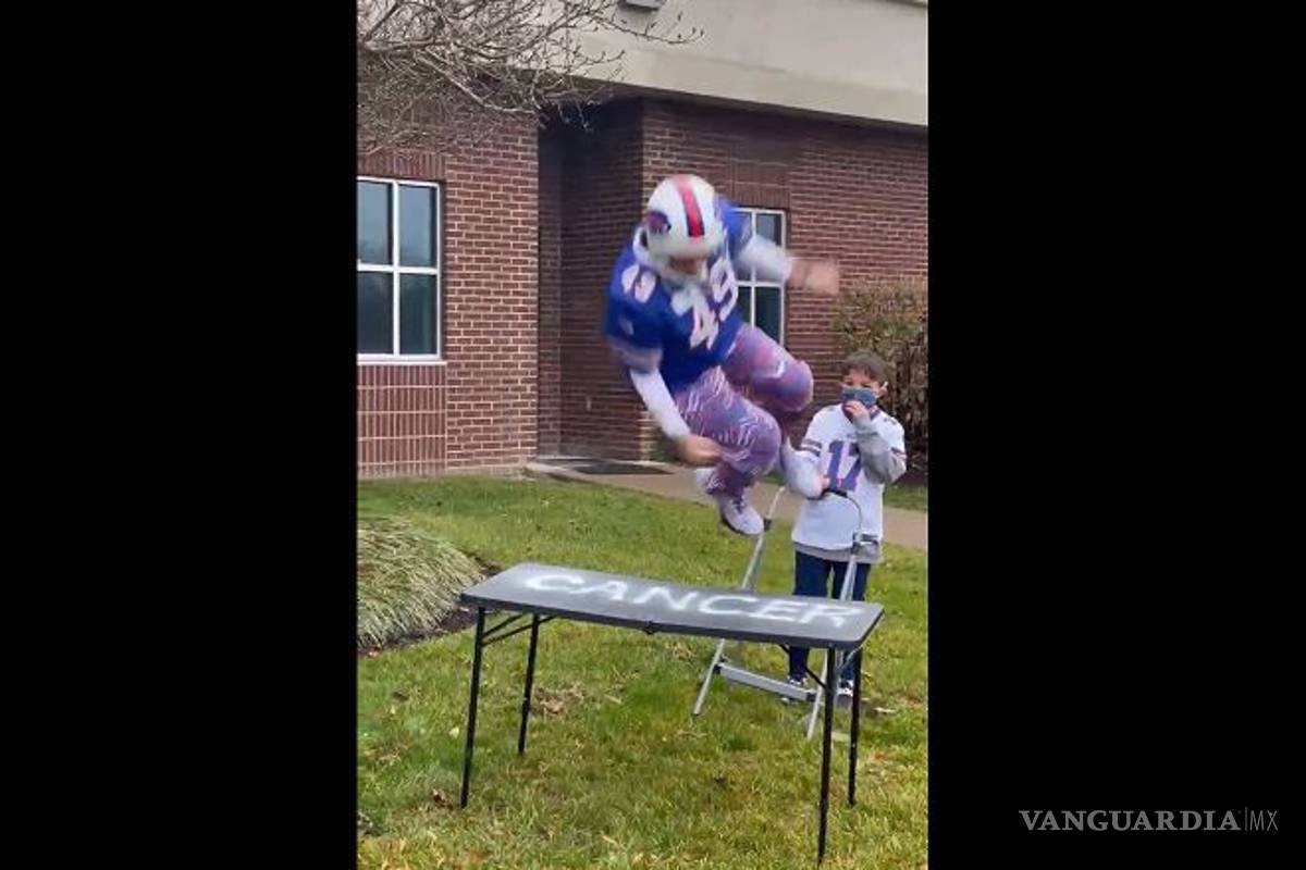 Aficionado a los Bills que supera el cáncer lo festeja rompiendo una mesa