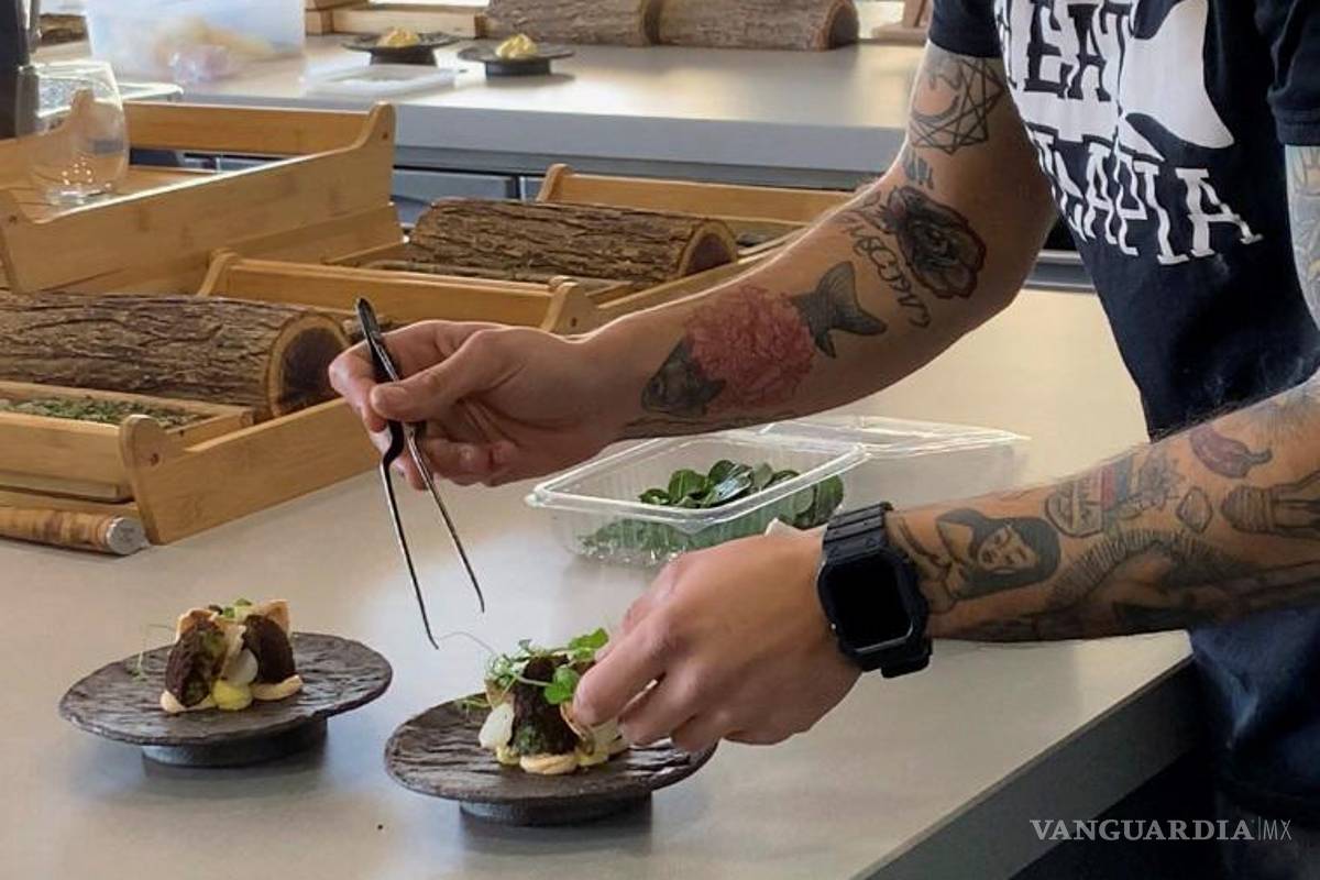 $!Una de las principales recomendaciones sanitarias es lavarse bien las manos antes de cocinar.
