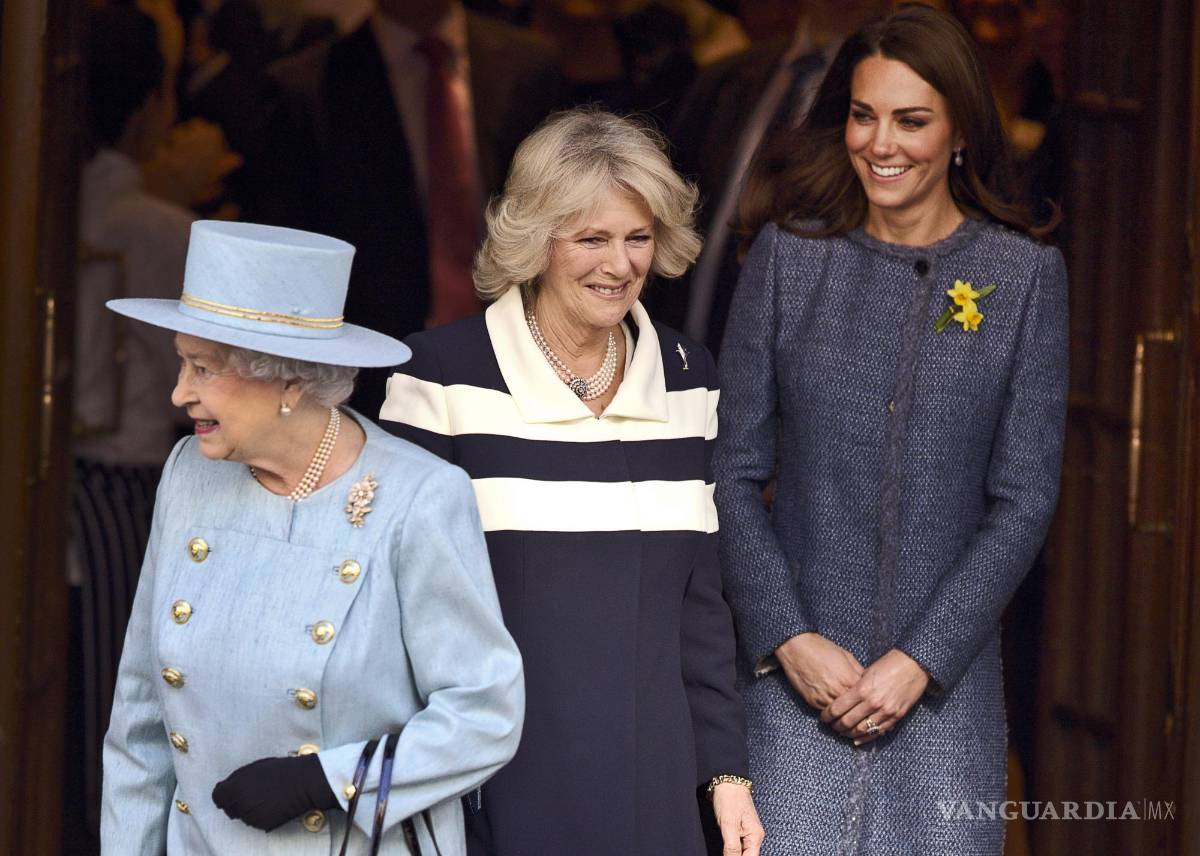 $!Imagen el 1 de marzo de 2012. La reina Isabel II Camilla, duquesa de Cornualles y Catalina, duquesa de Cambridge en Londres, Gran Bretaña.
