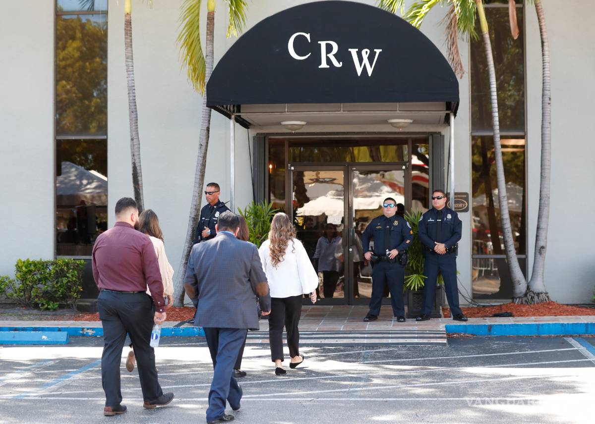 $!Hijos de José José dan un mensaje frente a funeraria y Sarita rompe en llanto