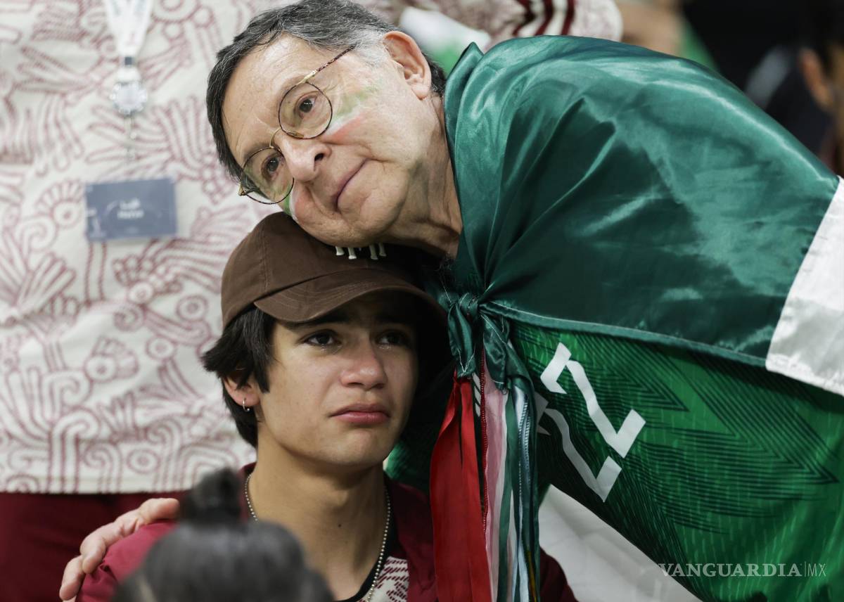 $!Aficionados de México reaccionan al final de un partido de la fase de grupos del Mundial de Fútbol Qatar 2022 entre Arabia Saudita y México en el estadio Lusail.