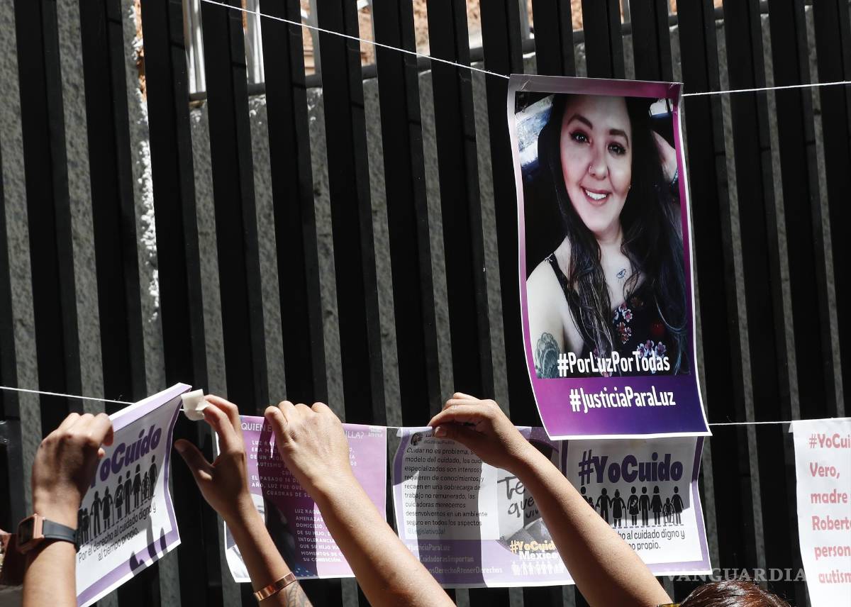 $![Cuido México” pegan carteles durante una protesta para exigir justicia por el caso de Luz Raquel Padilla][hoy, en Ciudad de México (México). Luz Raquel, de 35 años, fue agredida el pasado sábado en un parque]