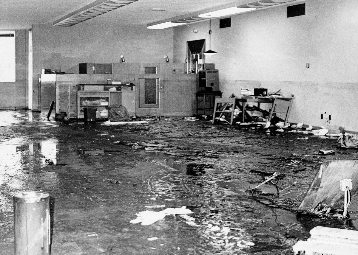 $!El barro cubre el interior del United California Bank en el centro de Crescent City, California, el 29 de marzo de 1964, después de un maremoto causado por un terremoto en Alaska.