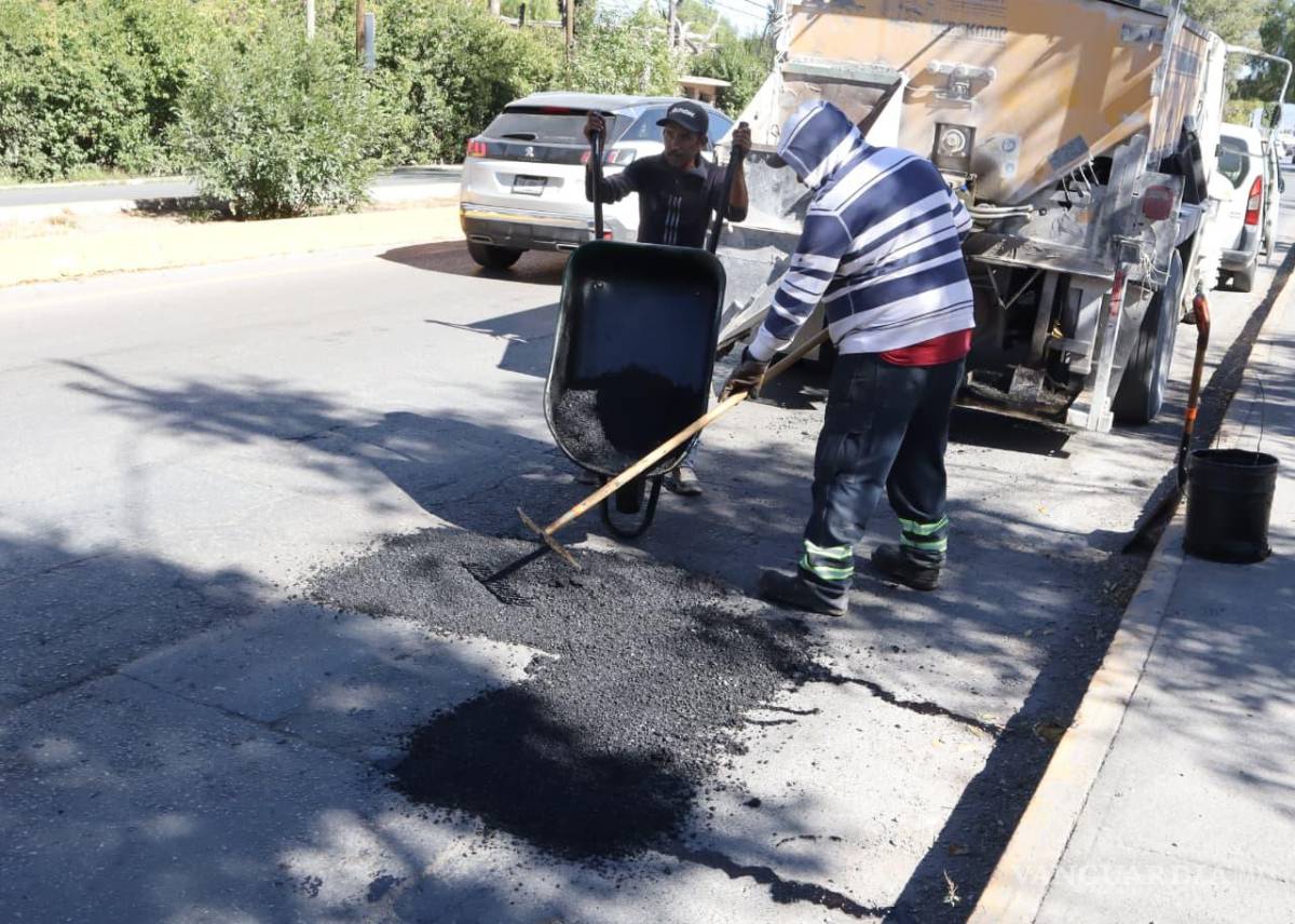 $!Las acciones de mantenimiento vial se extendieron a colonias del oriente de la ciudad, como La Aurora y Lomas de Lourdes, en atención a reportes ciudadanos.