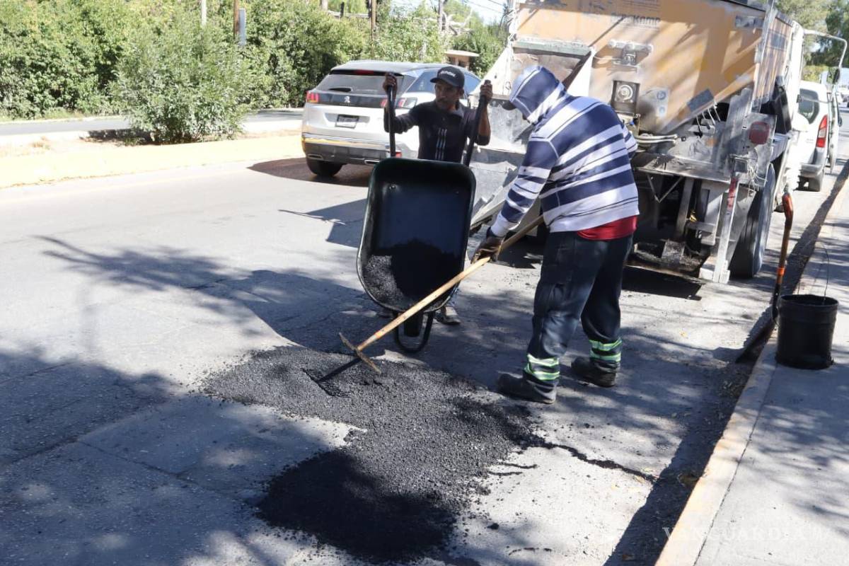 $!Las acciones de mantenimiento vial se extendieron a colonias del oriente de la ciudad, como La Aurora y Lomas de Lourdes, en atención a reportes ciudadanos.