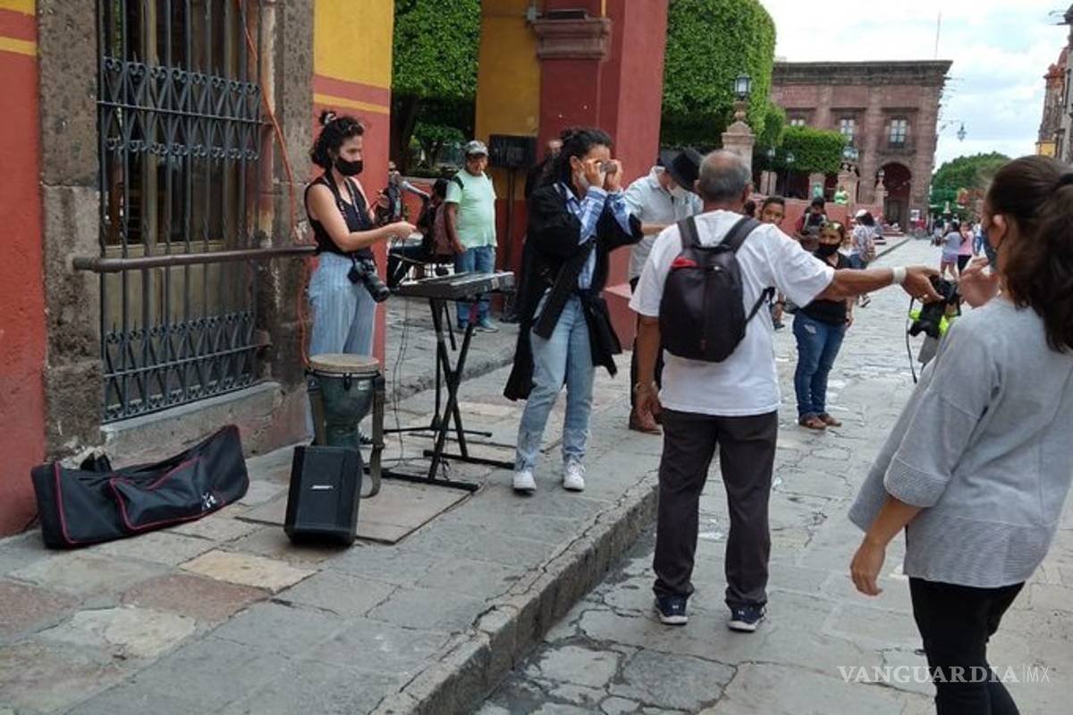 Flor Amargo canta en calles de San Miguel de Allende... y la retiran