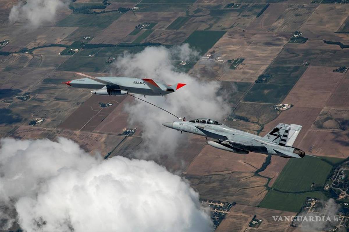 $!Por primera vez un dron reabastece de combustible un avión militar de EU en pleno vuelo