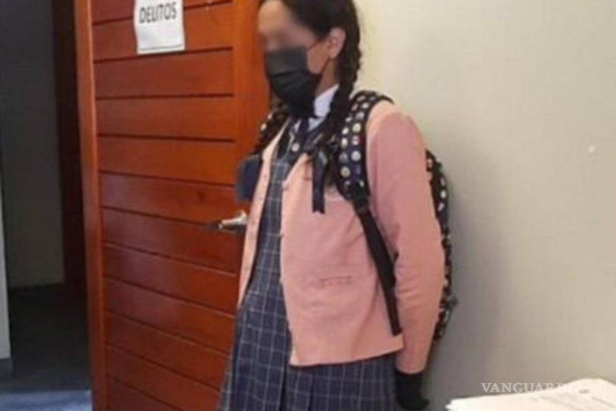 Se disfrazaba con falda escolar y trenzas para fotografiar a niñas en baños de colegio