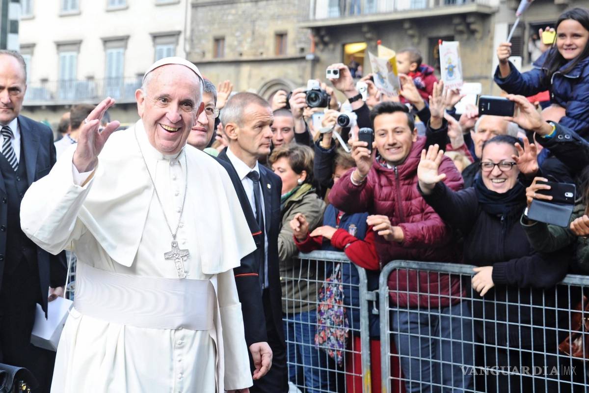 Papa critica uso desmedido del celular durante comida familiar