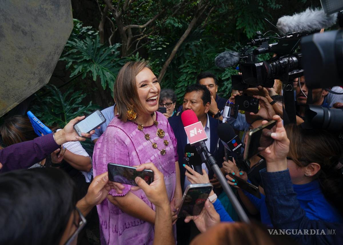$!Xóchitl Gálvez, aspirante presidencial de la oposición, habla ante la prensa tras inscribir su nombre como candidata en Ciudad de México el 4 de julio de 2023.