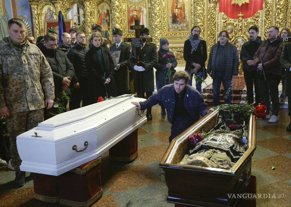 $!Familiares, amigos y camaradas asisten a la ceremonia de despedida de Artur Vilchynskyi y Myroslava Kopcha en la Catedral de San Miguel Arcángel de Kiev.