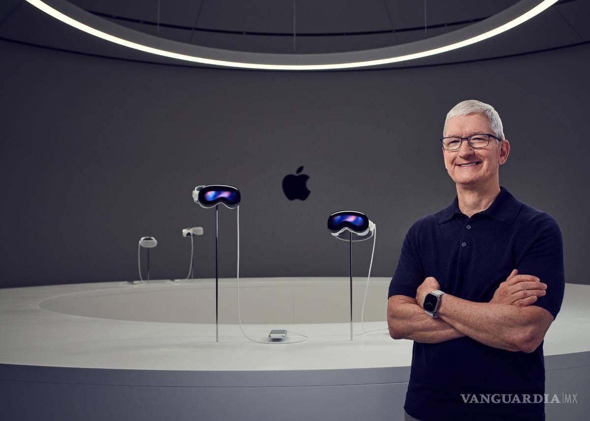 $!El CEO de Apple, Tim Cook, con Apple Vision Pro en la Conferencia Mundial de Desarrolladores de Apple (WWDC) de 2023 en Cupertino, California.