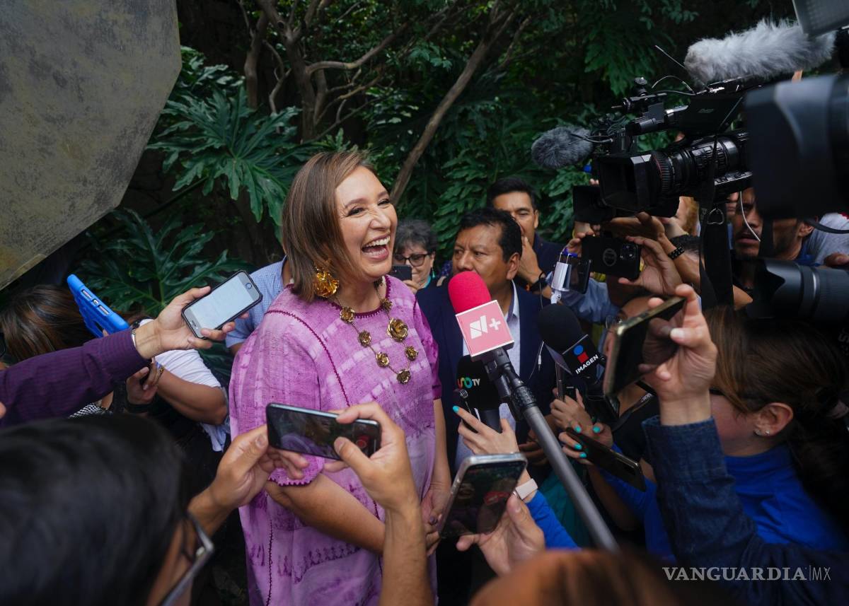 $!La senadora Xóchitl Gálvez, aspirante a la presidencia de la oposición, habla con la prensa después de registrar su nombre como candidata en la Ciudad de México.