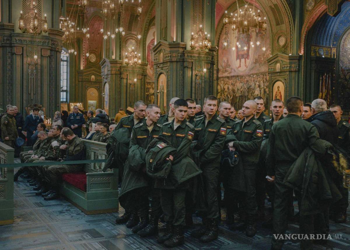 $!Conscriptos en la Catedral de las Fuerzas Armadas Rusas, dedicada a “las hazañas militares del pueblo ruso”, en Moscú