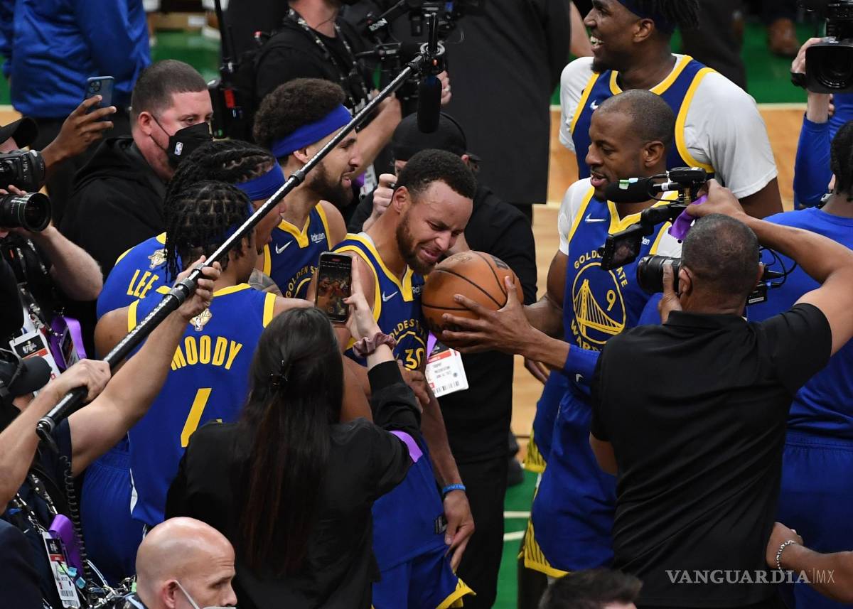 $!El alero de los Golden State Warriors, Andre Iguodala (derecha), entrega el balón al escolta de los Golden State Warriors, Stephen Curry (izquierda).