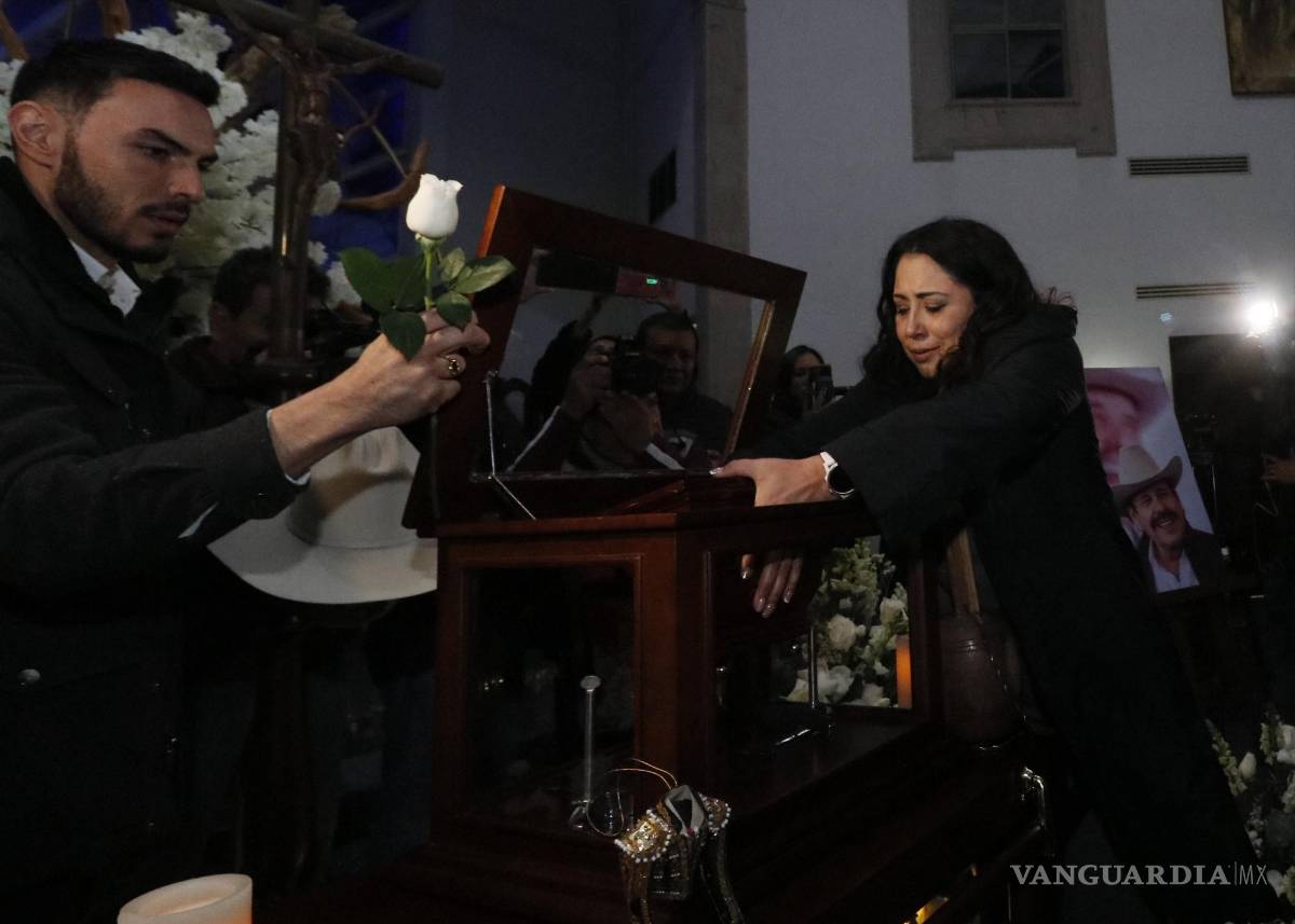 $!Dan familiares y amigos último adiós a Armando Guadiana