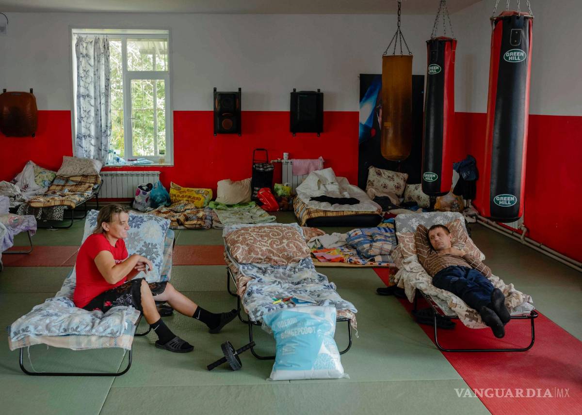 $!Personas desplazadas en un club de boxeo que funciona como refugio temporal para personas que llegan de la frontera con Ucrania en Kursk, Rusia