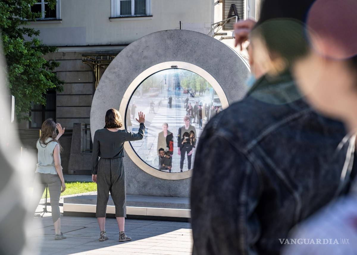 $!Dos chicas saludan a otras en en Vilna, Lituania a través del portal. EFE/Benediktas Gylys Foundation/Vilnius Gediminas Technical University