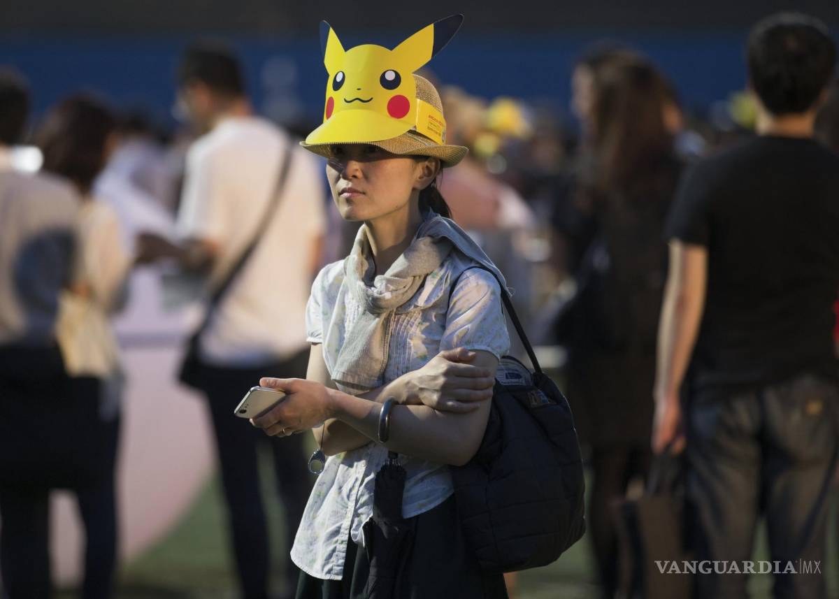 $!Una fan del videojuego Pokemon, con un sombrero que imita al personaje en Yokohama, sur deTokyo, Japón.
