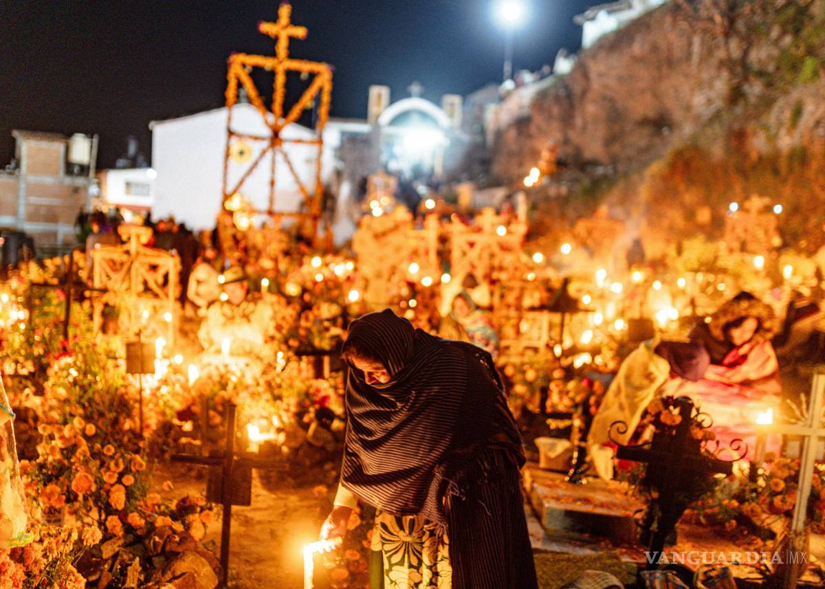 $!El Día de Muertos representa el reencuentro entre el mundo de los vivos y el de los muertos.