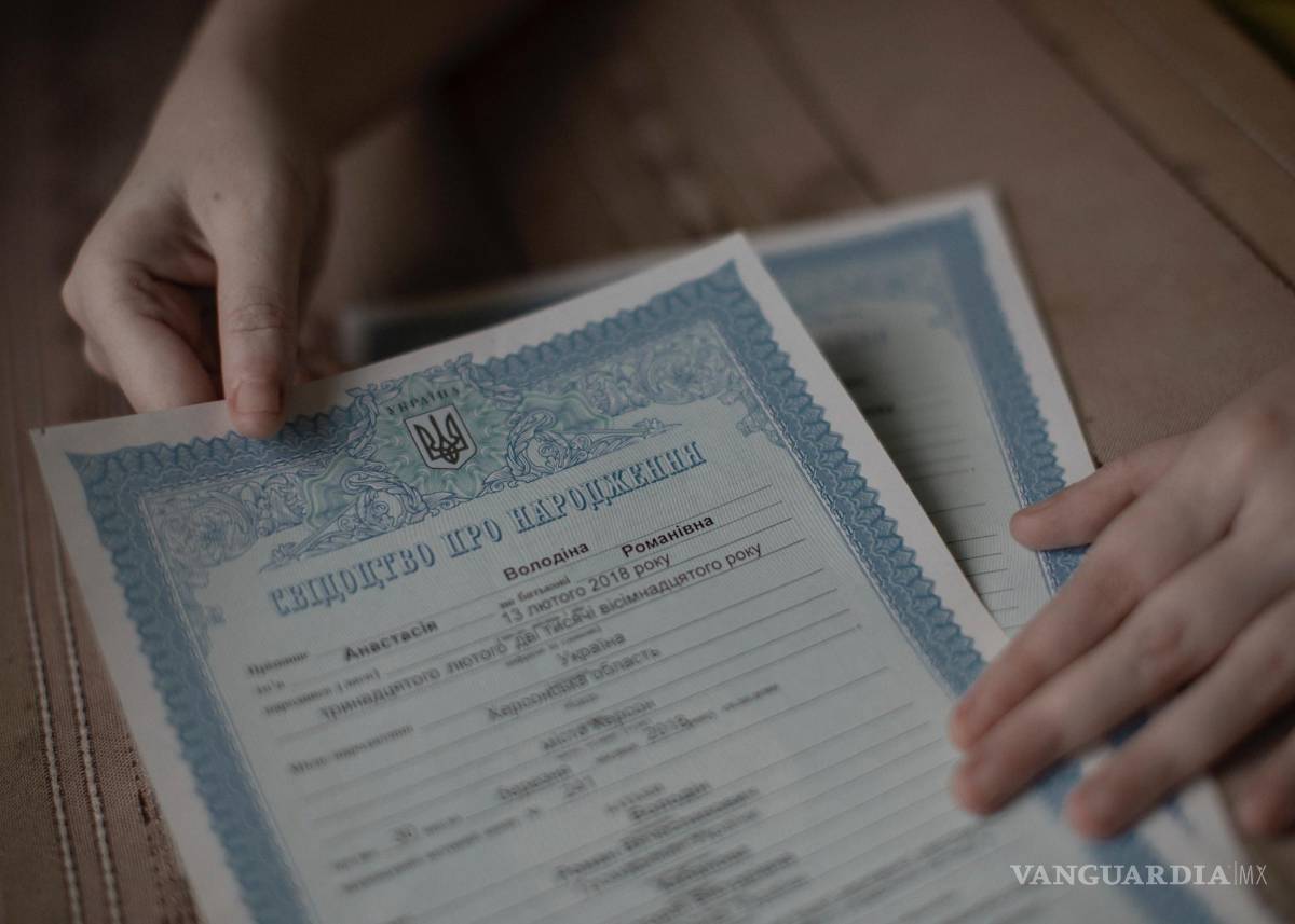 $!El acta de nacimiento ucraniana de Anastasiya Volodin, que muestran sus padres en su hogar en Jersón, Ucrania, el 13 de agosto de 2023.