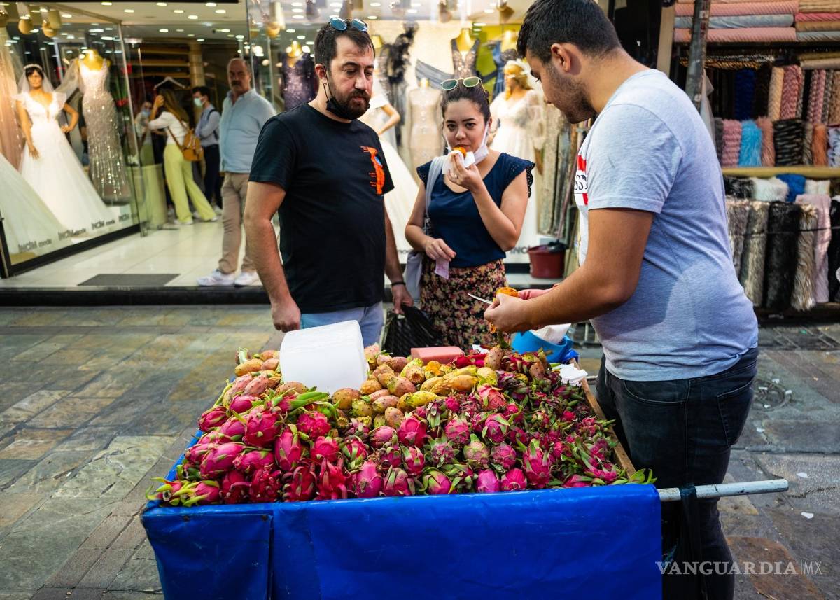 $!Kemeralti, el distrito comercial de Esmirna, acoge uno de los mayores mercados al aire libre del mundo, con unas 5,000 tiendas y puestos entre los que se suceden numerosas sinagogas sefardíes. EFE/Guillermo López
