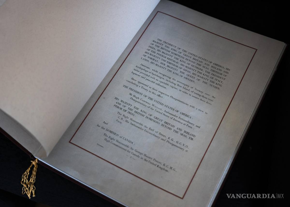 $!Una copia del Tratado de Svalbard en la oficina del gobernador en Longyearbyen, Svalbard, un archipiélago ártico noruego al oeste del norte de Groenlandia.