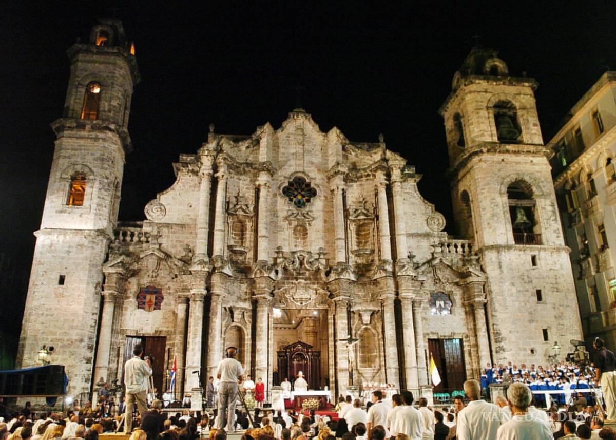 $!Misa oficiada en la plaza de la Catedral de La Habana. EFE/Alejandro Ernesto