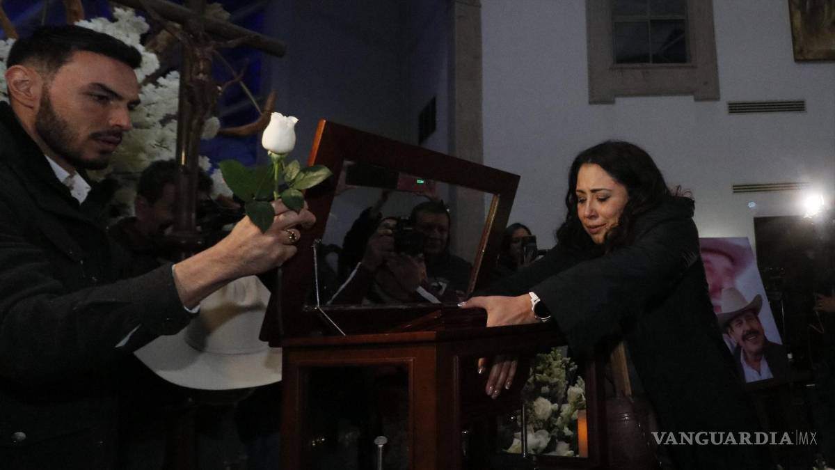 $!Dan familiares y amigos último adiós a Armando Guadiana