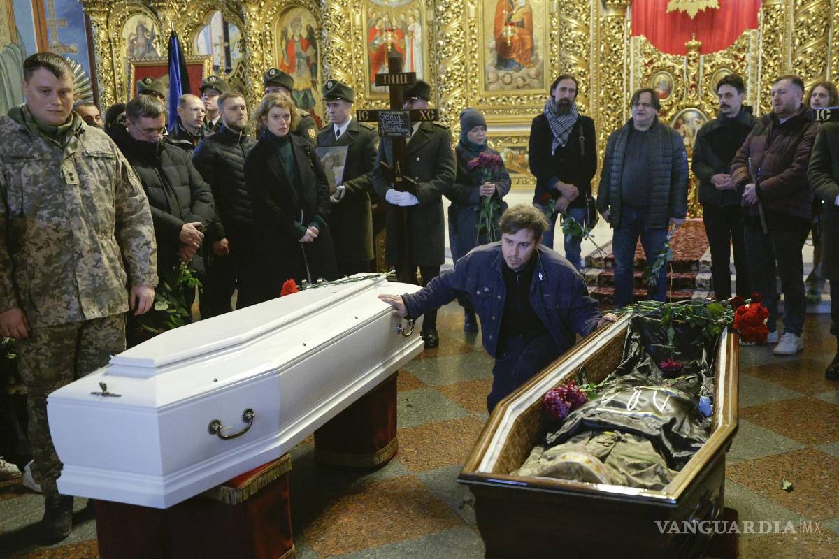 $!Familiares, amigos y camaradas asisten a la ceremonia de despedida de Artur Vilchynskyi y Myroslava Kopcha en la Catedral de San Miguel Arcángel de Kiev.