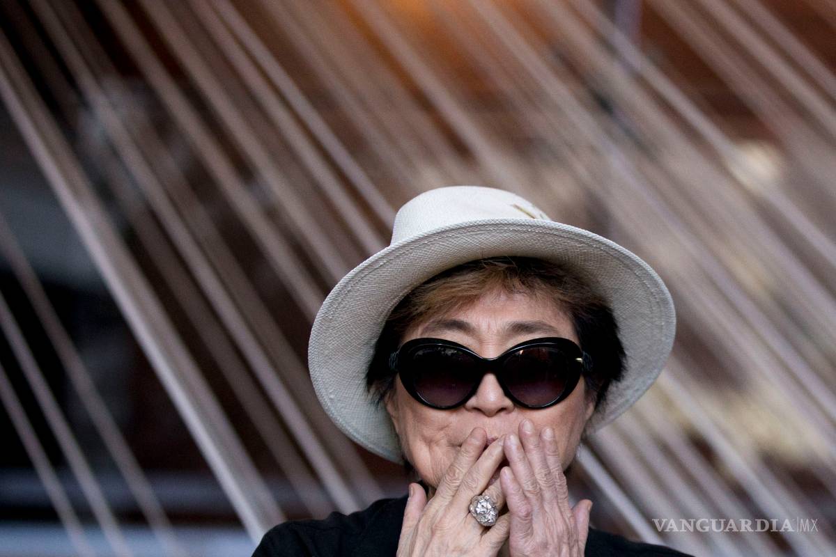 Reportan estable a Yoko Ono; sufre gripe y deshidratación