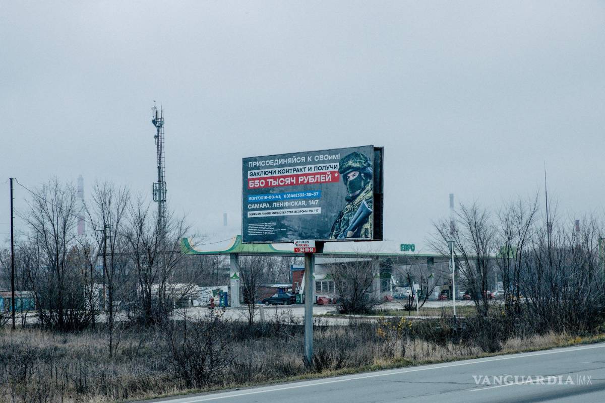 $!Un cartel de reclutamiento militar que ofrece 550,000 rublos en Ovsyanka, Rusia.