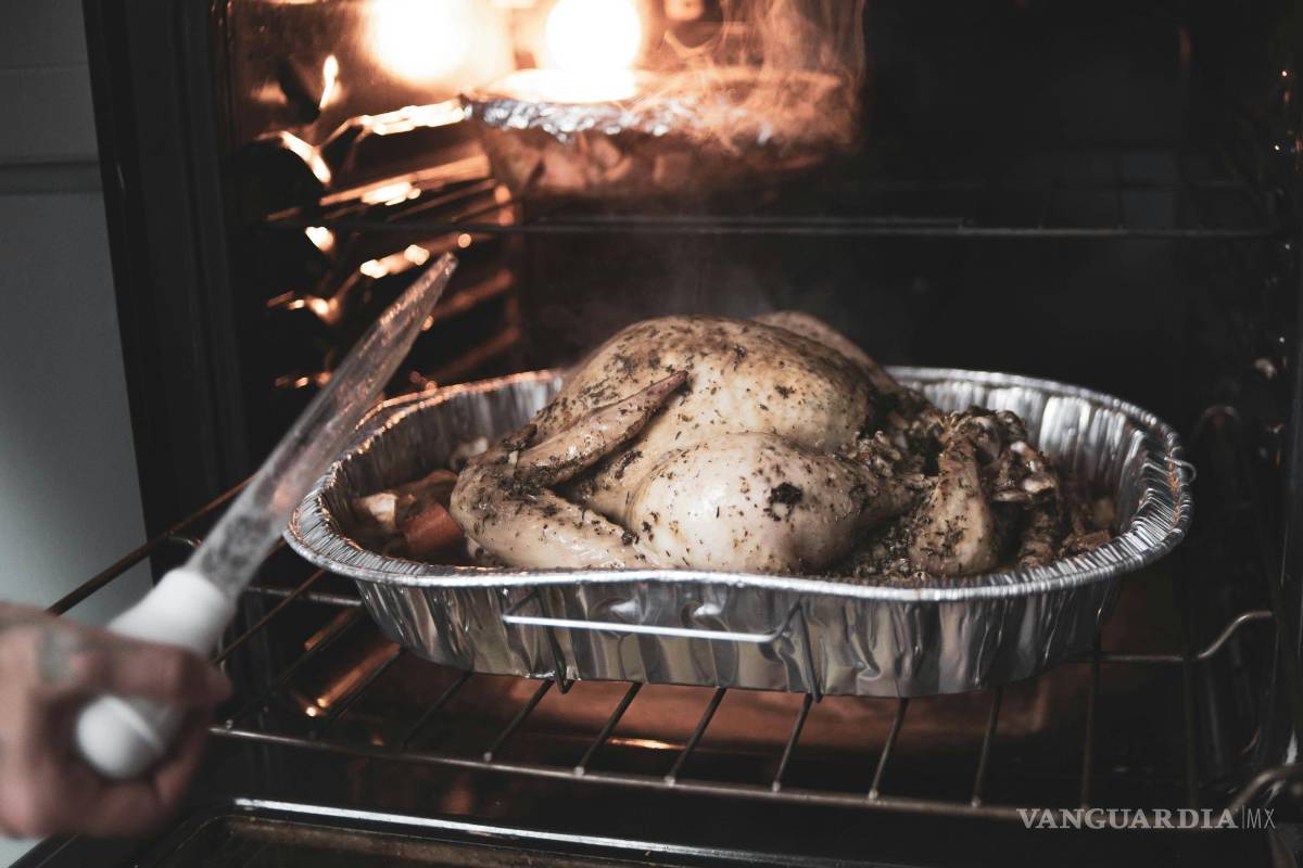 $!¿Es malo lavar el pollo antes de cocinarlo? Estos son los peligros que corres si realizas esta práctica