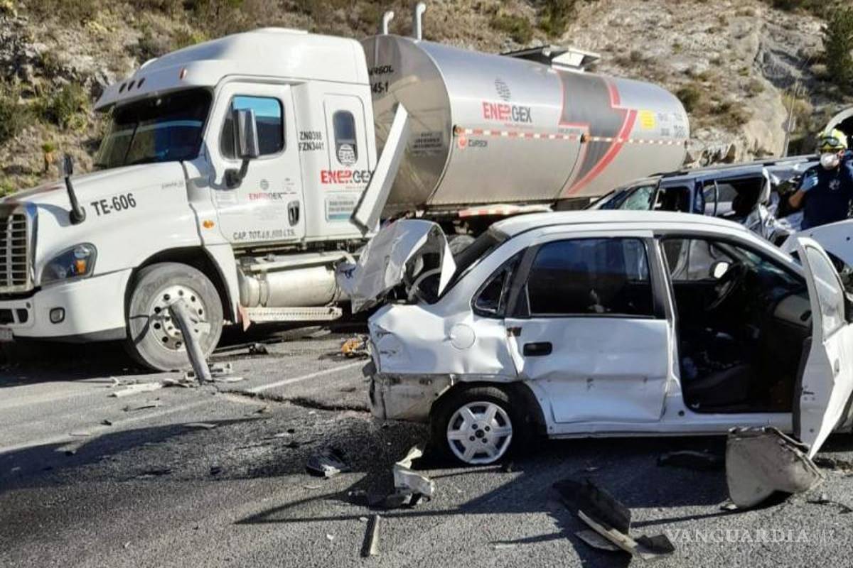 ¿Y dónde está el chofer?... buscan en Nuevo León a conductor de tráiler que causó accidente en Los Chorros