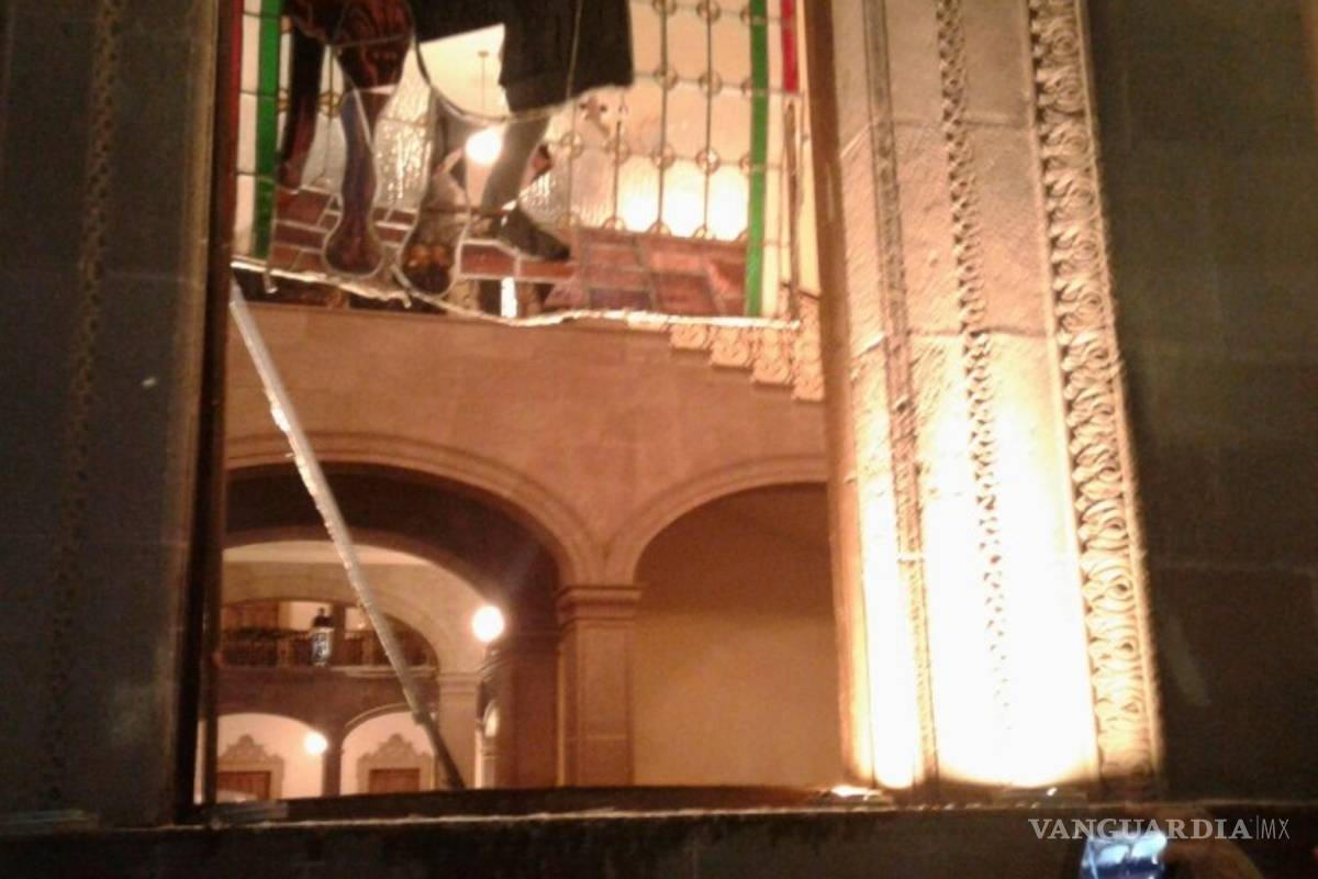 Ciudadano pide a Fuerza Civil, evite que manifestantes dañen Palacio de Gobierno de NL... y ellos lo ignoran