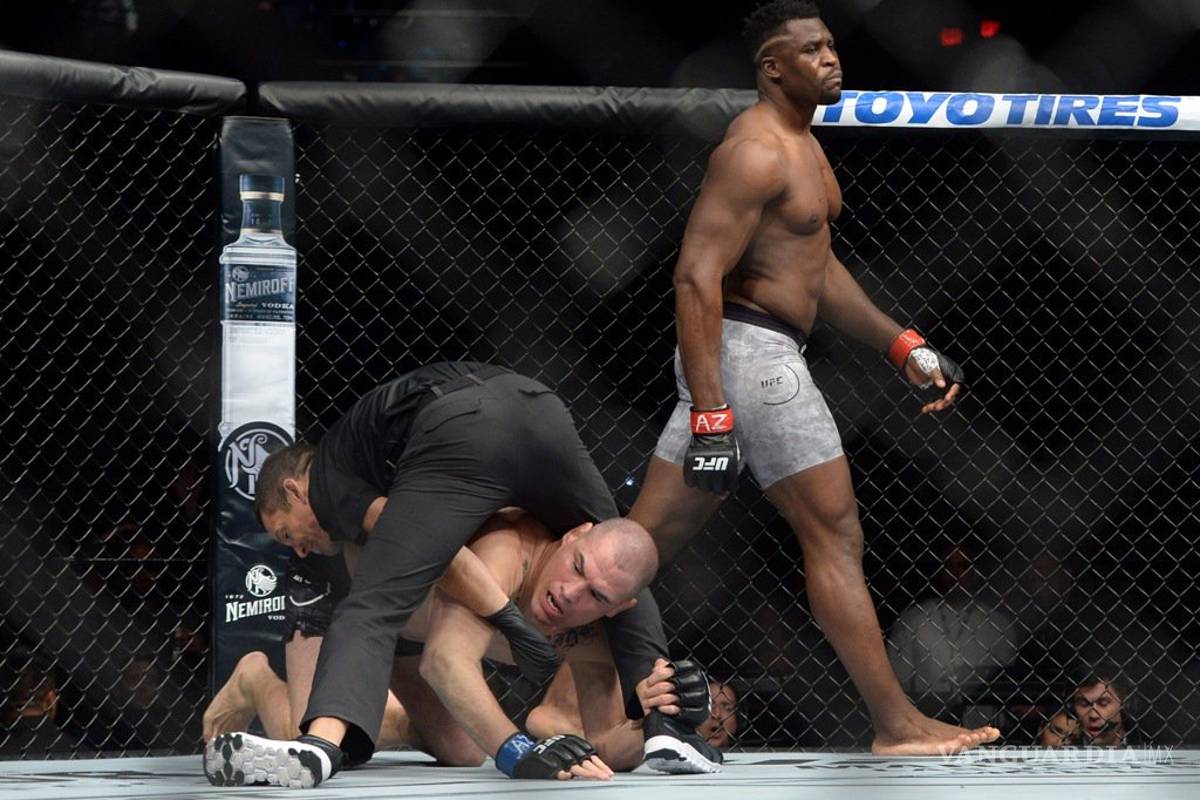 Duró poco el regreso de Caín Velásquez a UFC; fue noqueado a los 26 segundos