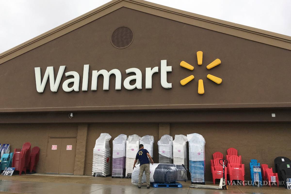 Aumenta Walmart los salarios y amplía las prestaciones de sus empleados