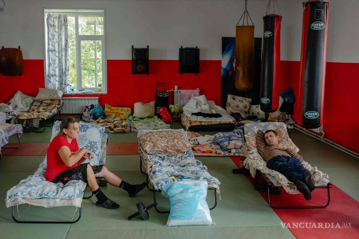$!Personas desplazadas en un club de boxeo que funciona como refugio temporal para personas que llegan de la frontera con Ucrania en Kursk, Rusia