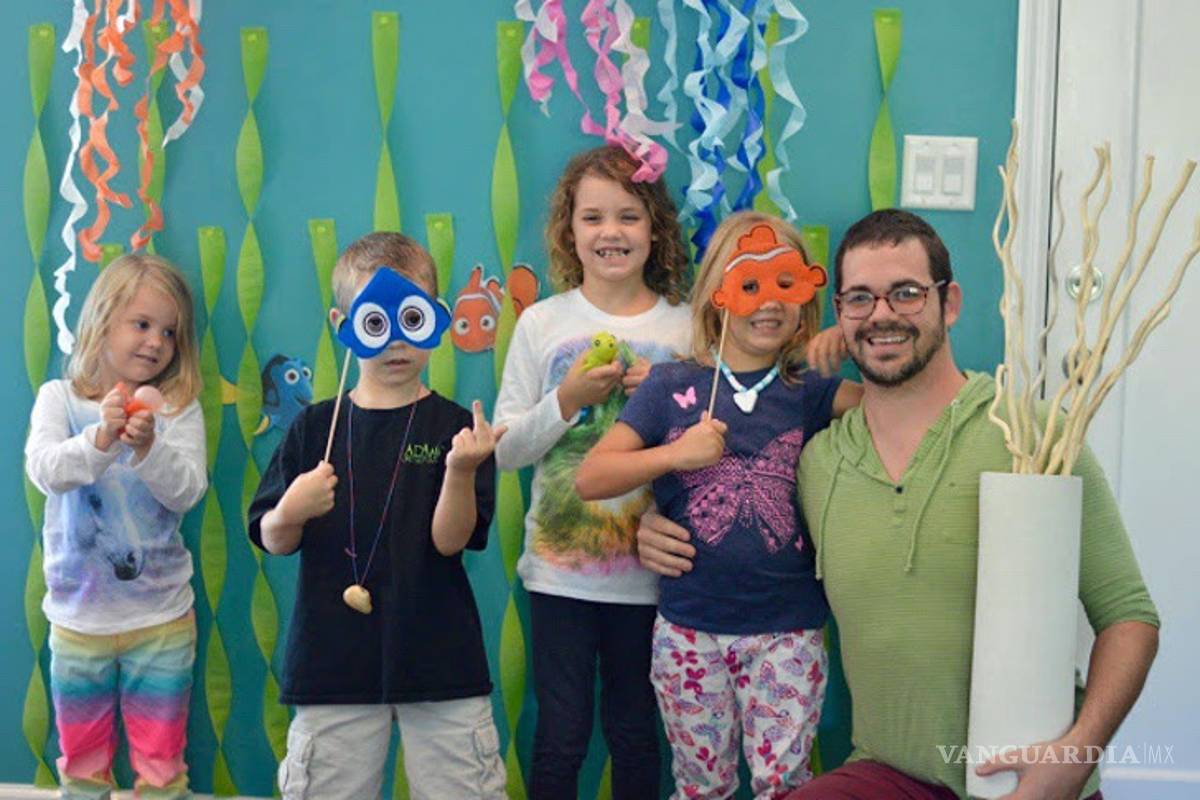 Cuida solo a sus 4 hijos después de separarse de su esposa, que le fue infiel tras 10 años juntos