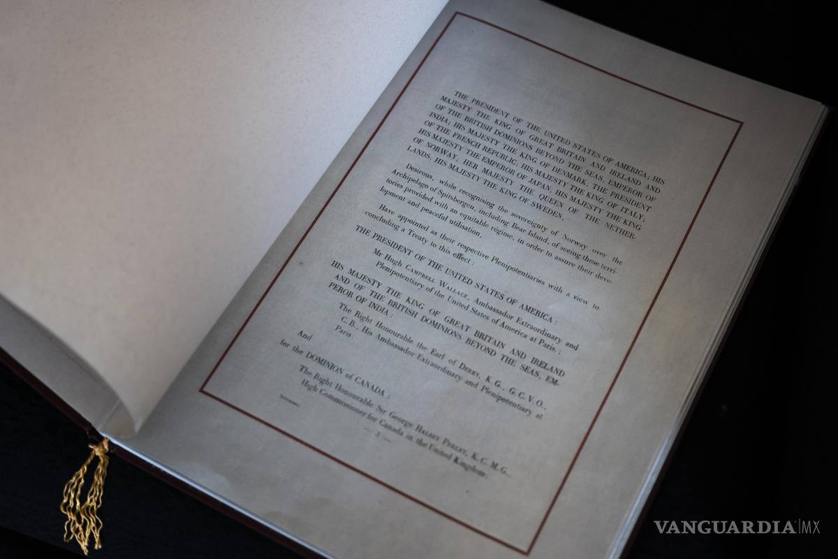 $!Una copia del Tratado de Svalbard en la oficina del gobernador en Longyearbyen, Svalbard, un archipiélago ártico noruego al oeste del norte de Groenlandia.